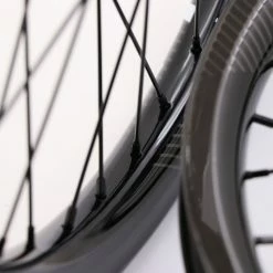 PAIRE DE ROUES PRIDE GRAVITY PRO AERO UD GLOSS DISC - MOYEUX POLISH -Accessoires Vélo Soldes paire de roues pride gravity pro aero ud gloss disc moyeux polish 4